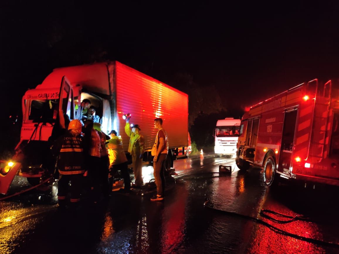 Motorista fica preso às ferragens em acidente entre caminhões na BR-280