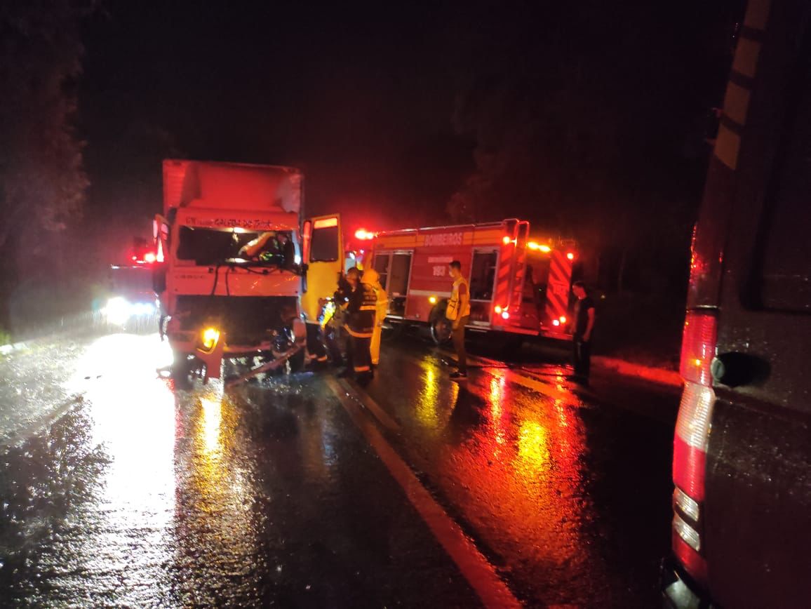 Motorista fica preso às ferragens em acidente entre caminhões na BR-280