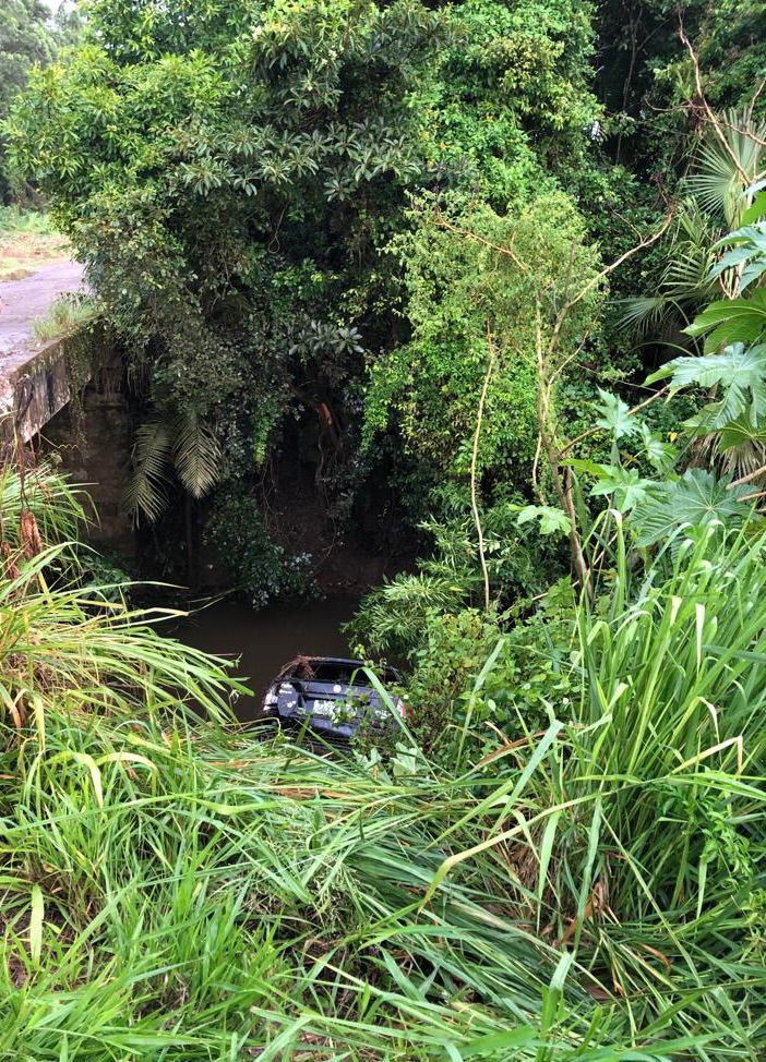 Motorista morre após carro colidir com barranco e cair em rio de SC