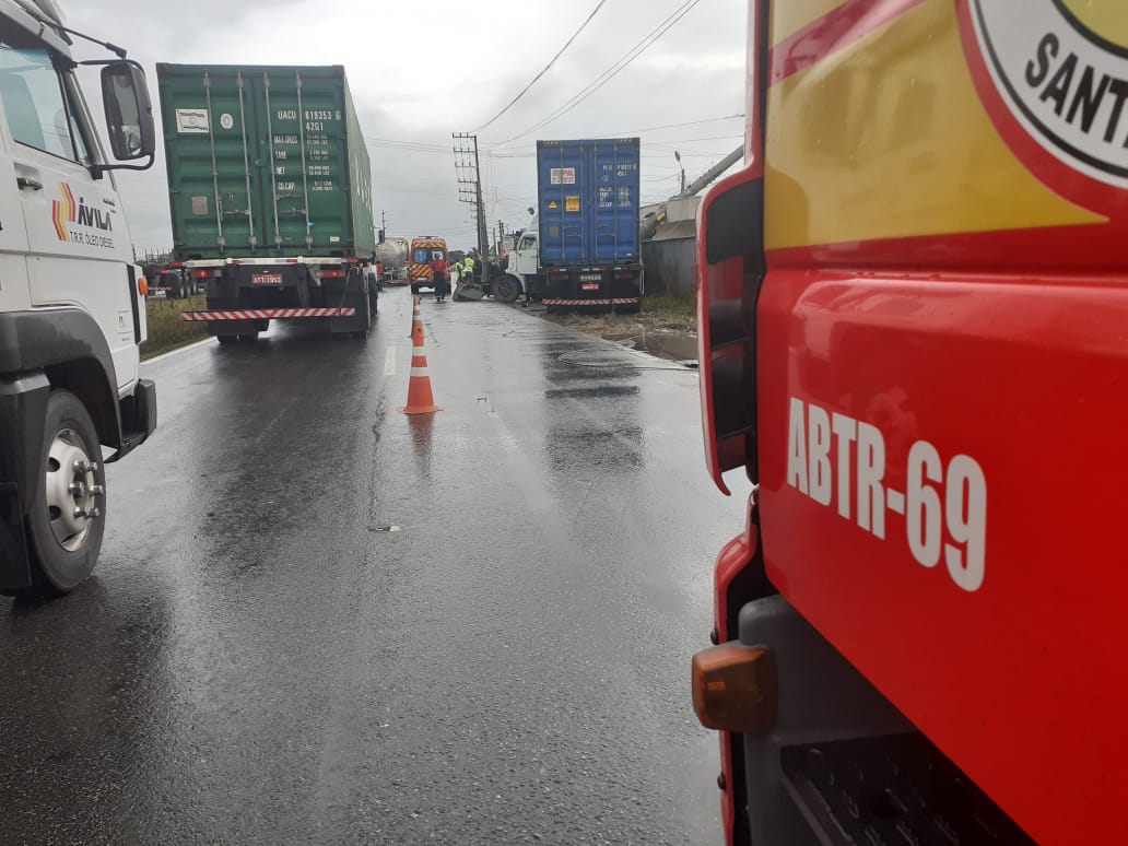 caminhão bate em poste 