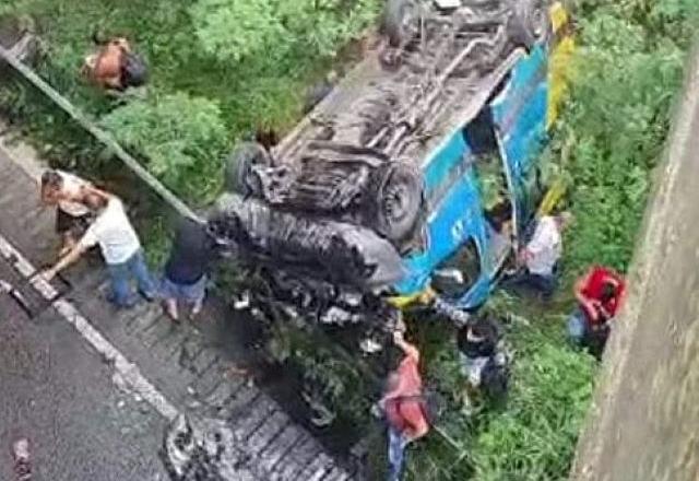 Acidente com van deixa 1 morto e vários feridos no Rio de Janeiro. Foto: Reprodução | Twitter

