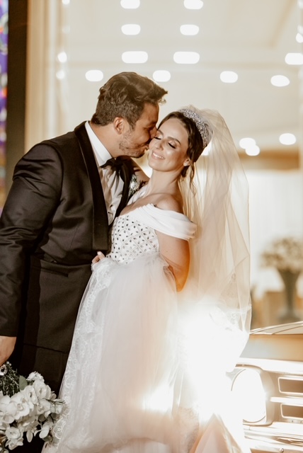 Léo Mezzari e a Karina Marcon, num registro espontâneo do mestre Fabiano Patrício. Os noivos que tiveram que adiar o casamento devido a pandemia, agora unidos para sempre pela benção de Deus. Foto: Arquivo Pessoal