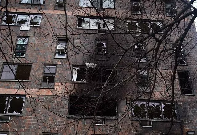 Prédio com marcas do incêndio no Bronx, em Nova York | Foto: Reprodução/Twitter

