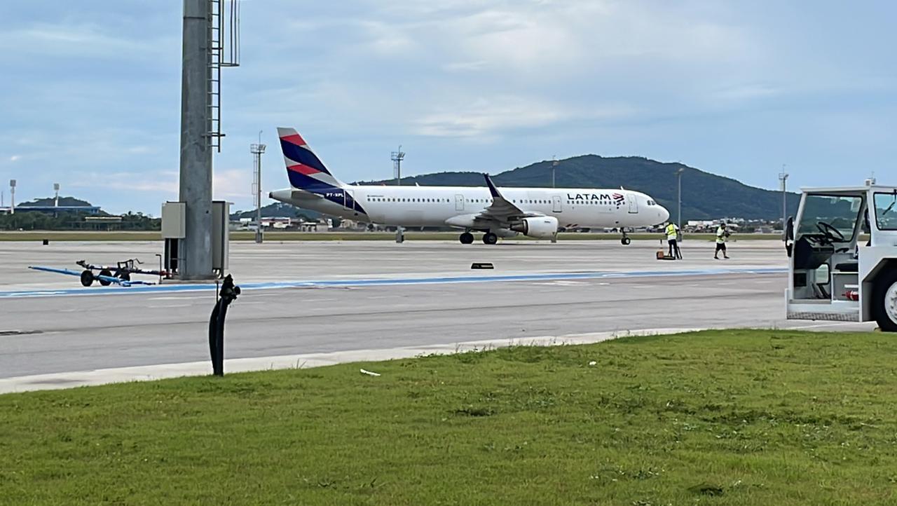 Avião que traria as vacinas chegou em solo catarinense por volta das 8h16min, mas sem as doses. Foto: Kaiky Goede | SCC SBT