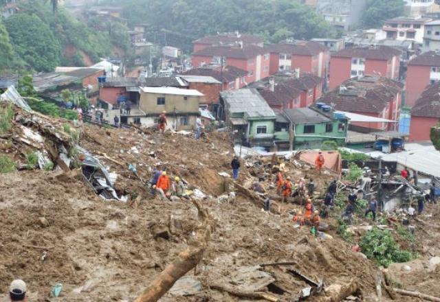 Sobe para 152 o número de vítimas na tragédia em Petrópolis