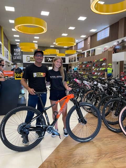 Augusto Freitas, campeão de vendas do mercado on-line, e a embaixadora da Orange Isadora Stefanello, na comemoração dos 20 anos da Bike Point.  Foto Arquivo Pessoal 