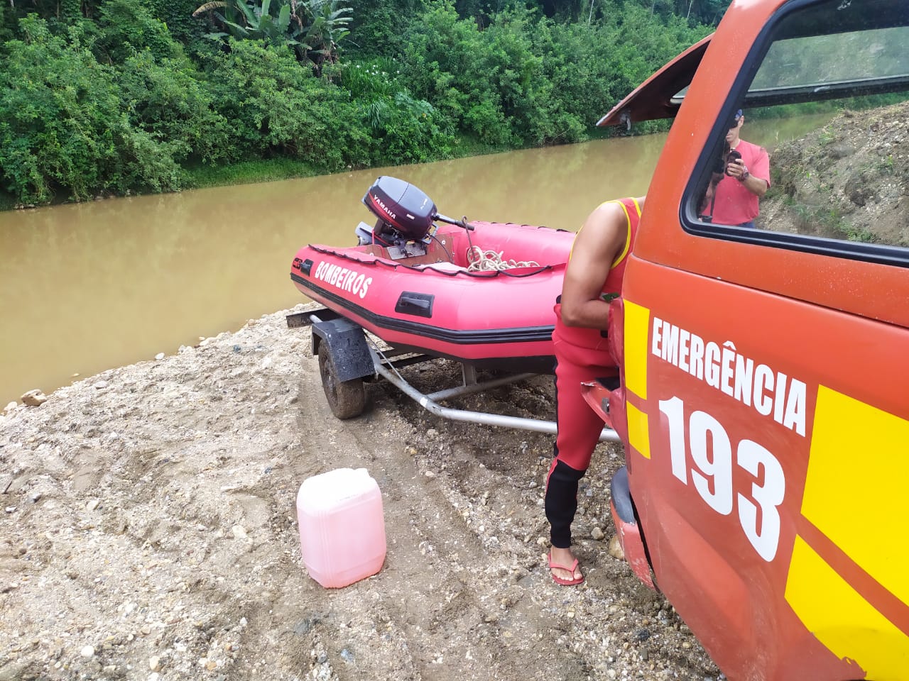 Bombeiros reiniciam buscas por menino de 11 anos que se afogou em rio no Vale do Itajaí