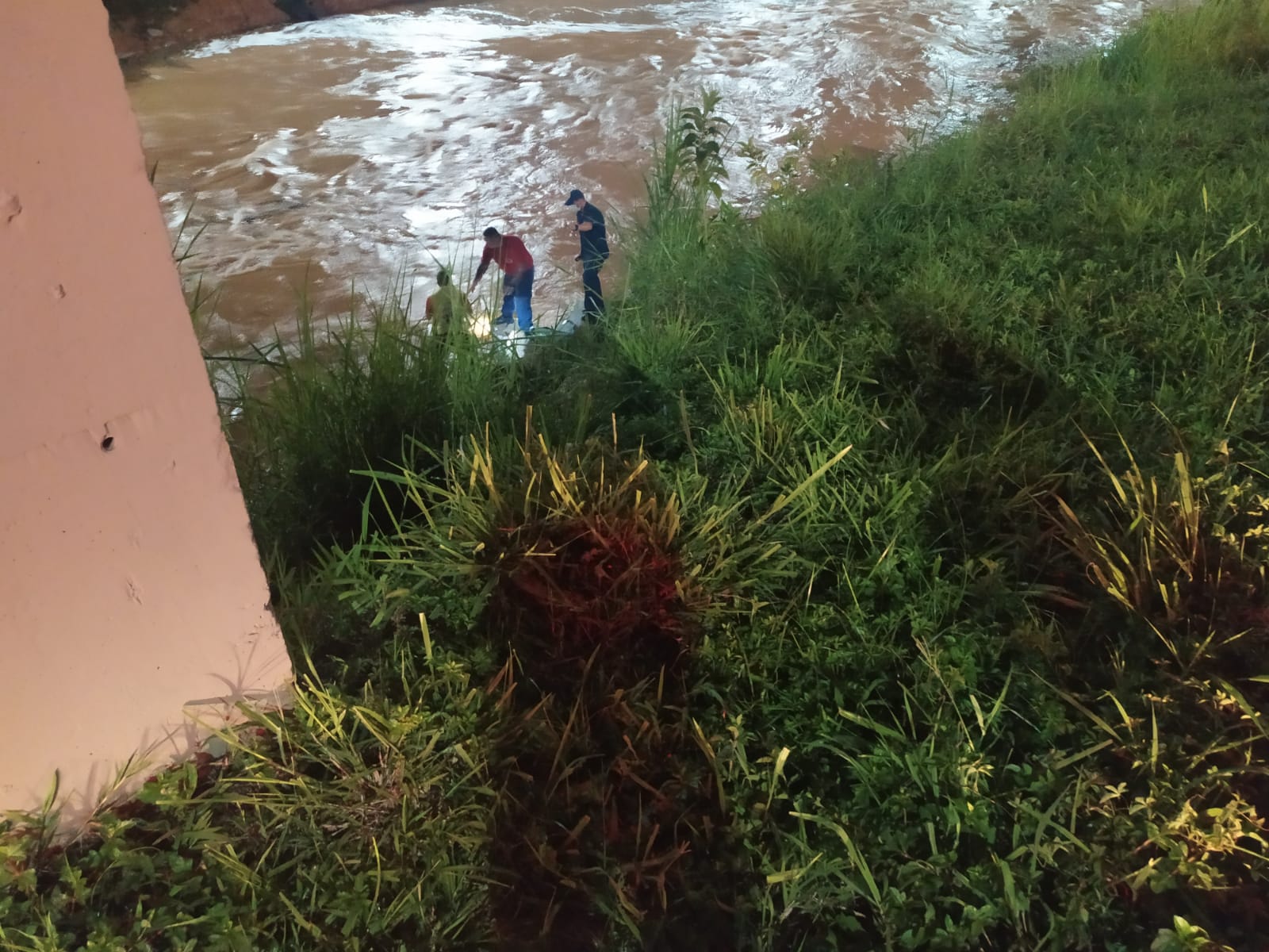 Carro cai em rio e bombeiros realizam buscas por possíveis vítimas em SC