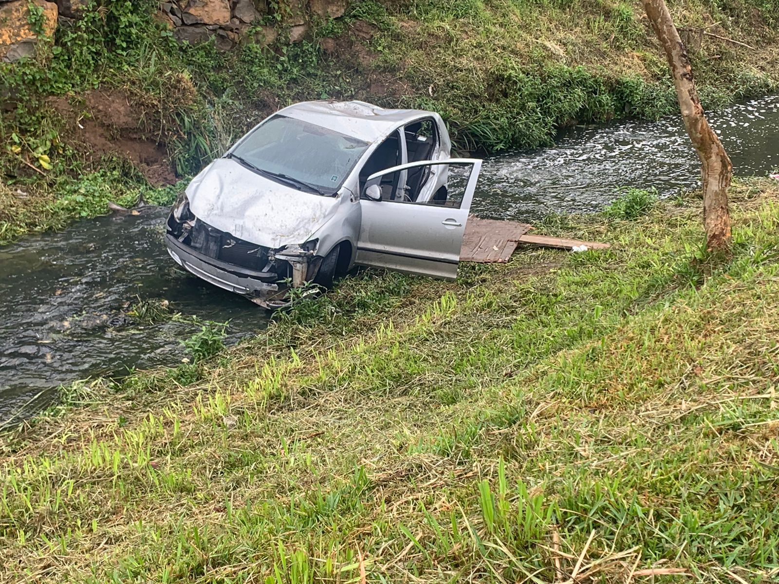 FOTOS: Carro capota e cai dentro do rio Carahá em Lages