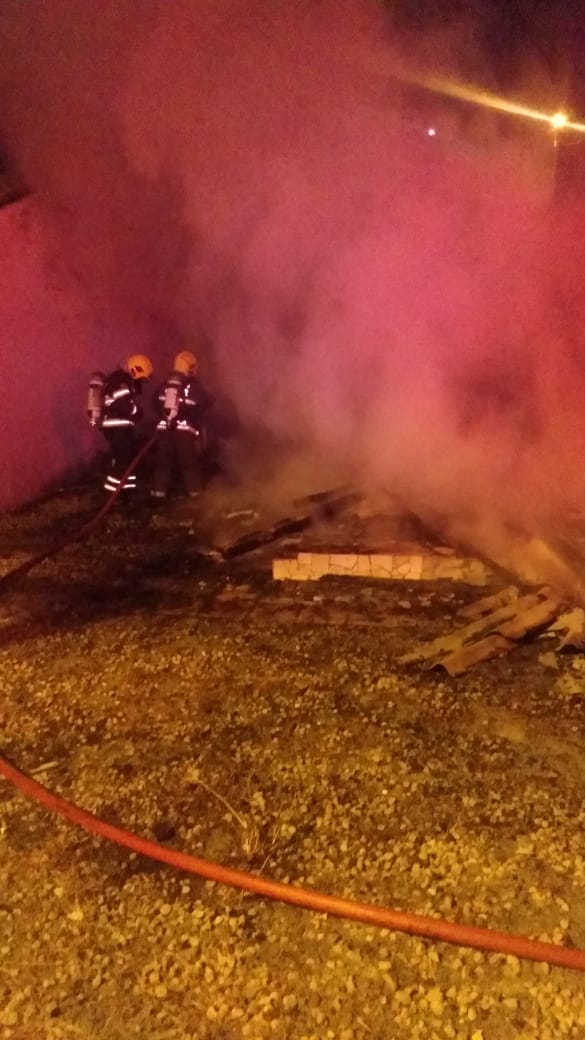 Casa fica totalmente destruída após incêndio no Vale do Itajaí