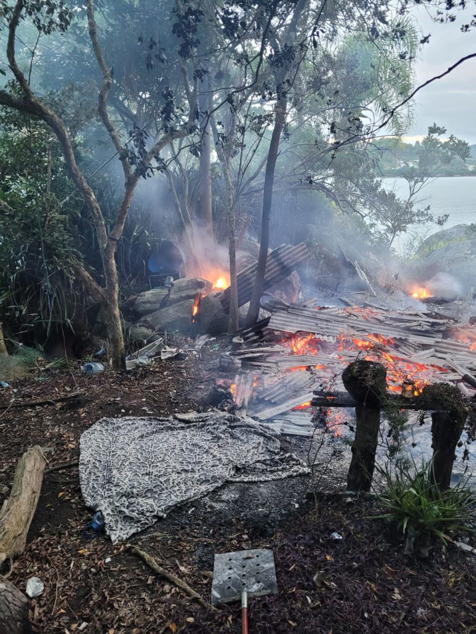 Corpo carbonizado é encontrado em barraco de madeira após incêndio