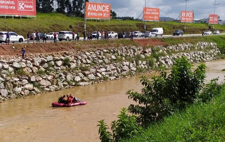 Identificado o motorista do carro que caiu em rio no Vale do Itajaí
