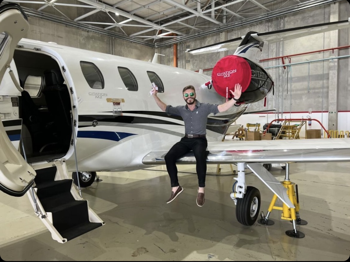 Jatinho Mikael Dal Farra, pousando para foto em São Paulo no seu novo brinquedinho Cessna citation 2022 avaliado em mais de R$40 milhões pertencente a um grupo de empresários criciumenses. 