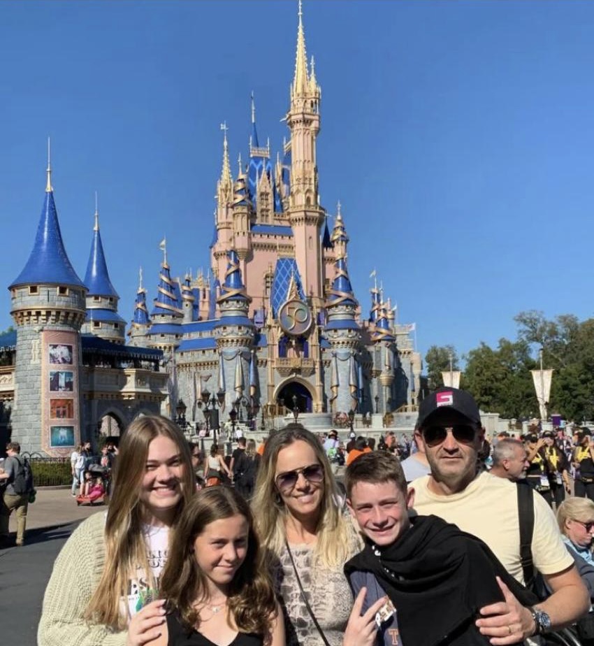 Marcelo Giassi curtindo merecidas férias com a família na Disney. 