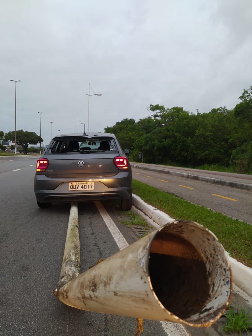 Motorista perde o controle e derruba dois postes de luz em Florianópolis