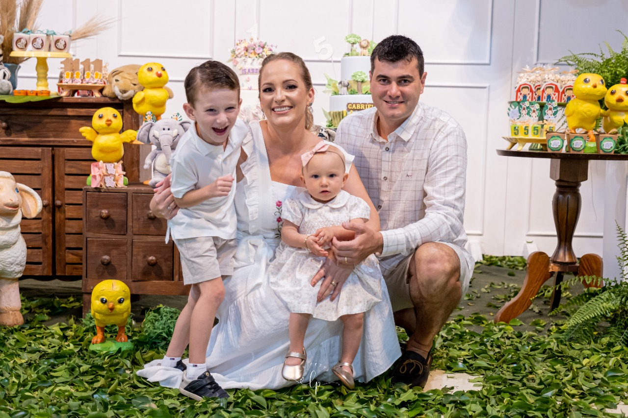 Rafael Colombo Martinelli e Manoela Vieira Bez, comemorando em dose dupla o aniversário dos filhos Gabriel de 5 anos e Isabela 1 aninho.  Foto Arquivo Pessoal