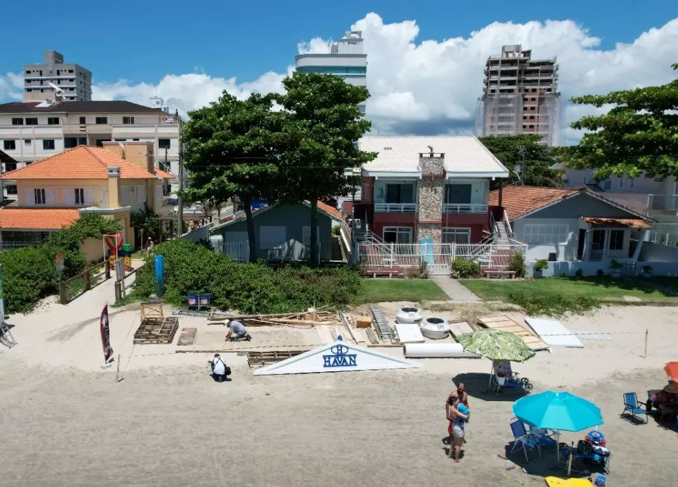 Montagem do Chuveirão da Havan, em Porto Belo. Foto: Havan, divulgação