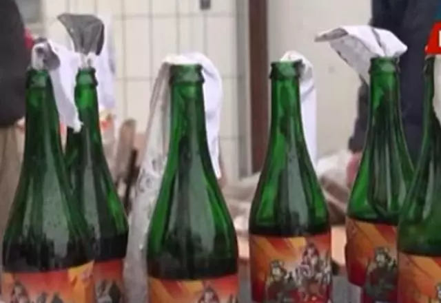 As garrafas com o líquido inflamável são distribuídas para a população da cidade se defender do exército russo | Reprodução/YouTube