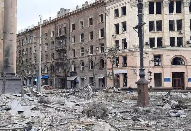 Centro de Kharkiv, segunda maior cidade da Ucrânia, depois de um ataque | Reprodução/Twitter
