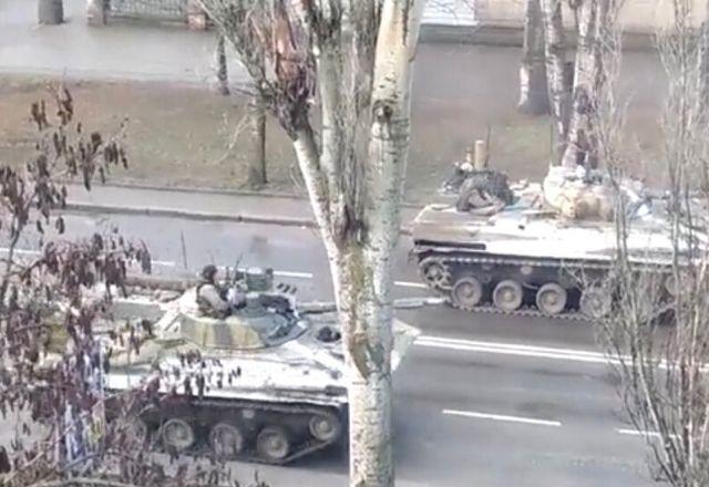 Vídeos publicados nas redes sociais mostram tanques de guerra transitando pela cidade | Reprodução/Twitter

