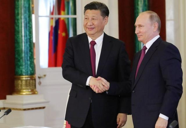 Presidente da China, Xi Jinping, e da Rússia, Vladimir Putin, em encontro durante negociações feitas anos atrás | Reprodução

