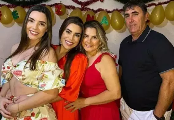 Naiara Azevedo com a irmã, Natália, e os pais Iraci e Amarildo (Reprodução/Instagram)
