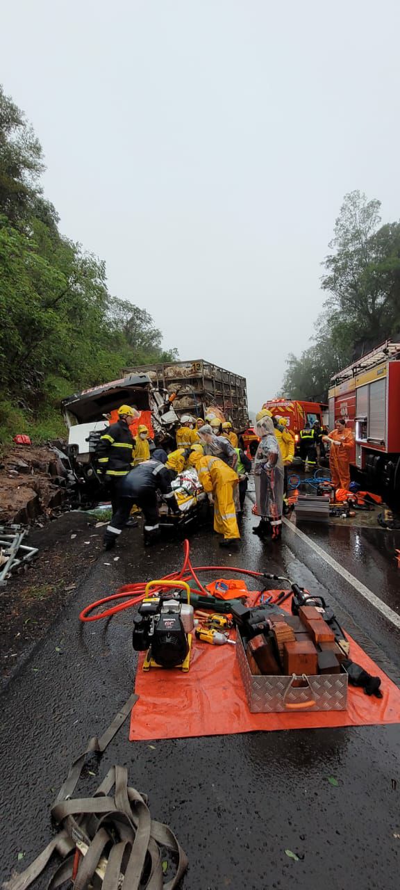 Caminhoneiro fica ferido após colisão entre carretas em SC