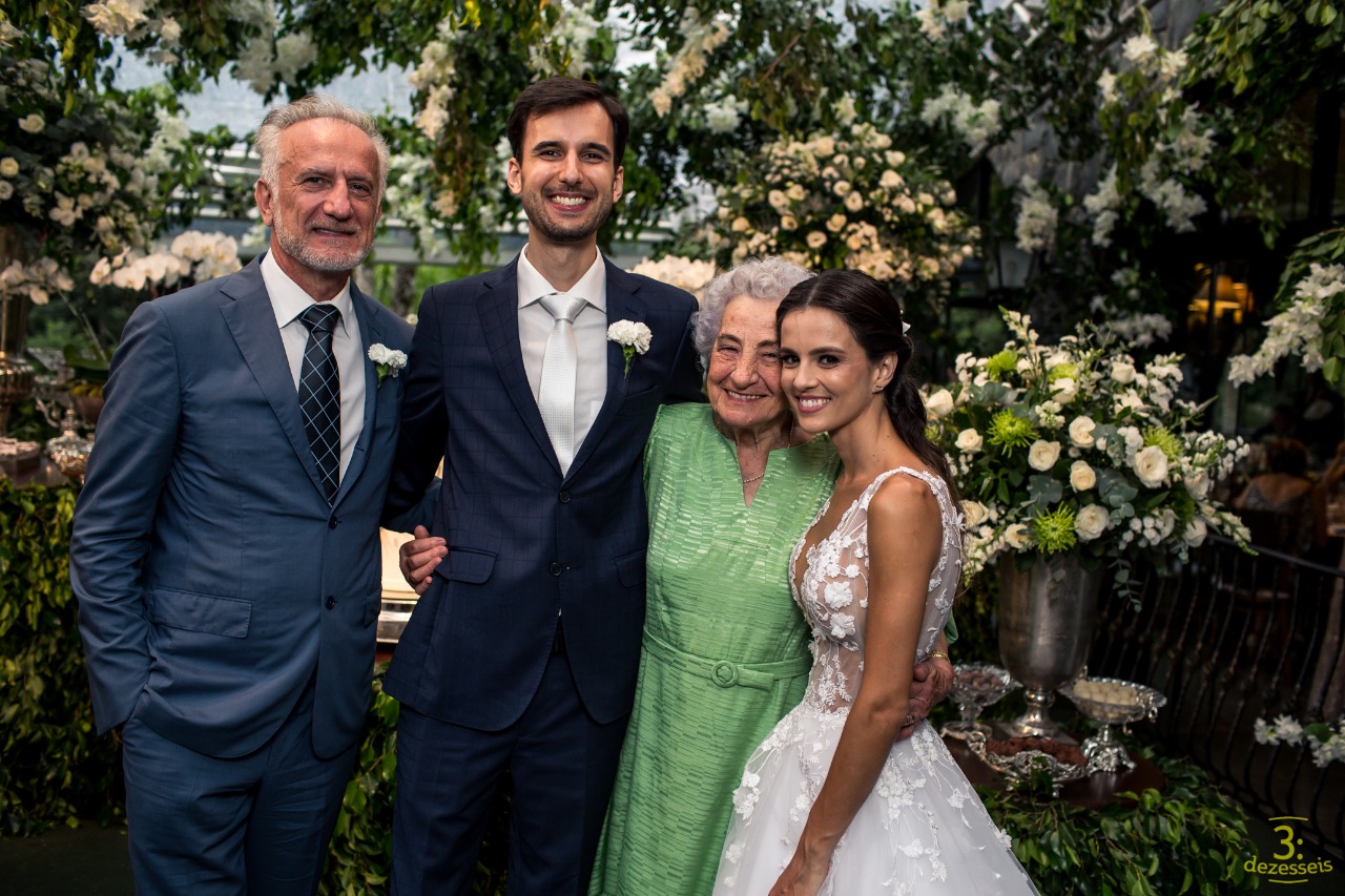 Empresário Olvacir Fontana com a mãe Olga Gastaldon Bez Fontana, na requintada cerimônia de casamento do filho Érico e Bruna Martignago. Toda a recepção no castelo da família aos arredores do Caravaggio foi assinada pelo promoter Rafaela Cabral.