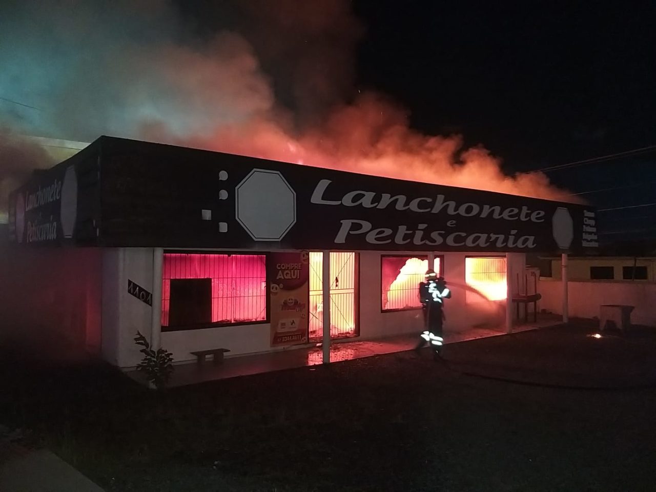 Lanchonete catarinense fica destruída após incêndio