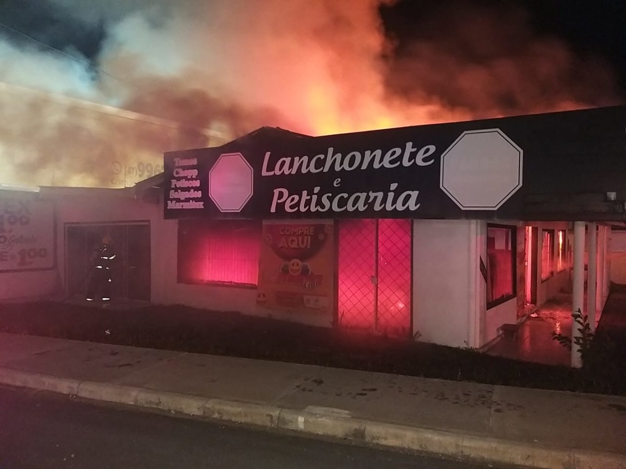 Lanchonete catarinense fica destruída após incêndio