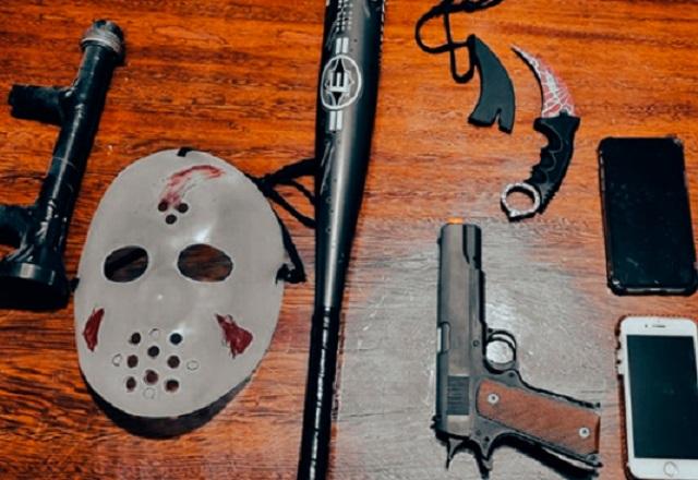 No endereço em que o suspeito foi localizado, os policiais apreenderam, entre outras coisas, um taco de baisebol e quatro celulares | Foto: Divulgação/PCDF
