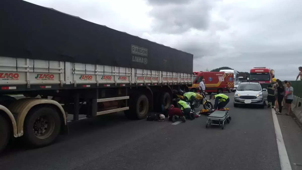 Motociclista tem dedo amputado em acidente envolvendo caminhão e carro na  BR-101