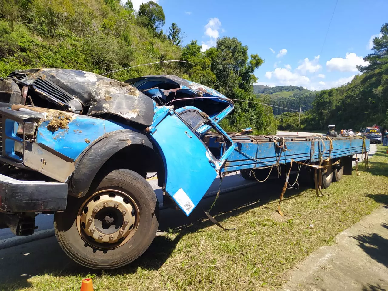 Caminhão Tomba Na BR-282; Veja Imagens