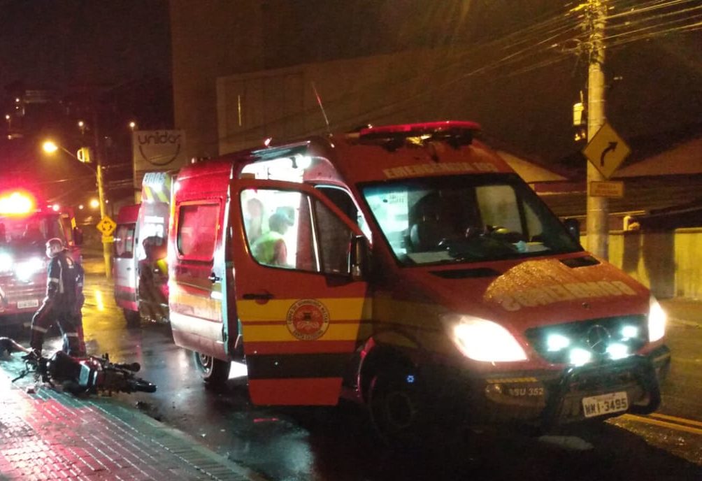 O motociclista colidiu contra um poste na madrugada desta segunda-feira (21) | Foto: CBMSC 