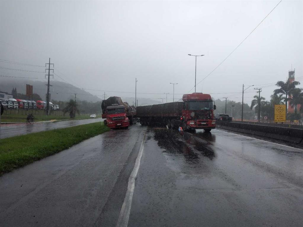 Acidente no km 39,4 envolveu duas carretas e não houve feridos | Foto: Arteris Litoral Sul / Divulgação