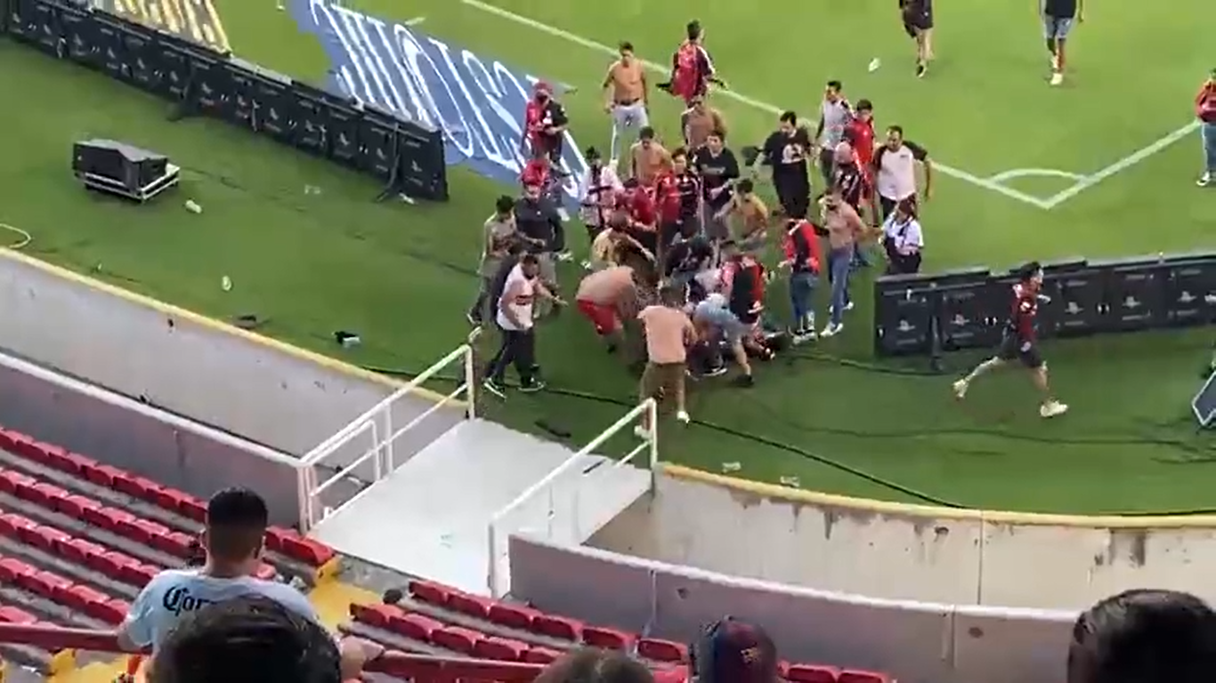 Briga generalizada em estádio do México. Foto: Reprodução, Rede Social