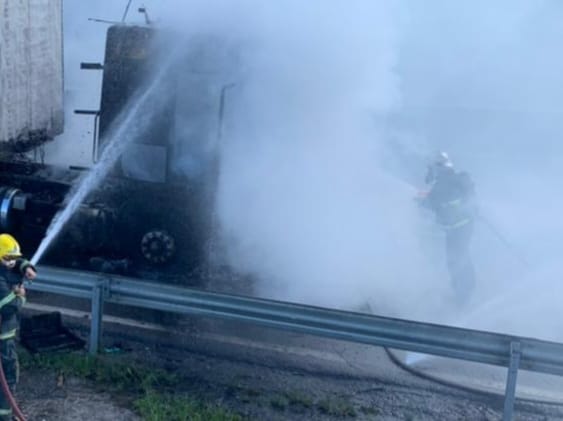 Caminhão pegou fogo na BR-101. Foto: Bombeiros Militares de Barra Velha. 