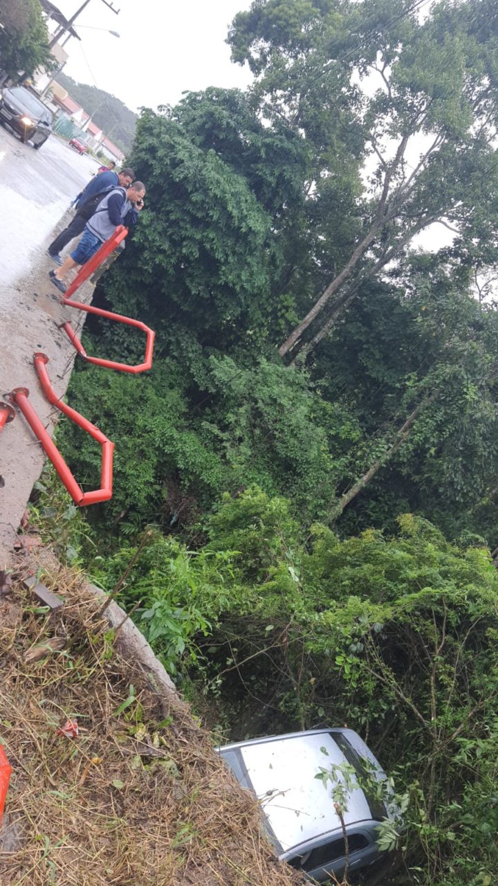 Carro fica pendurado em árvores após veículo cair de ponte (2)