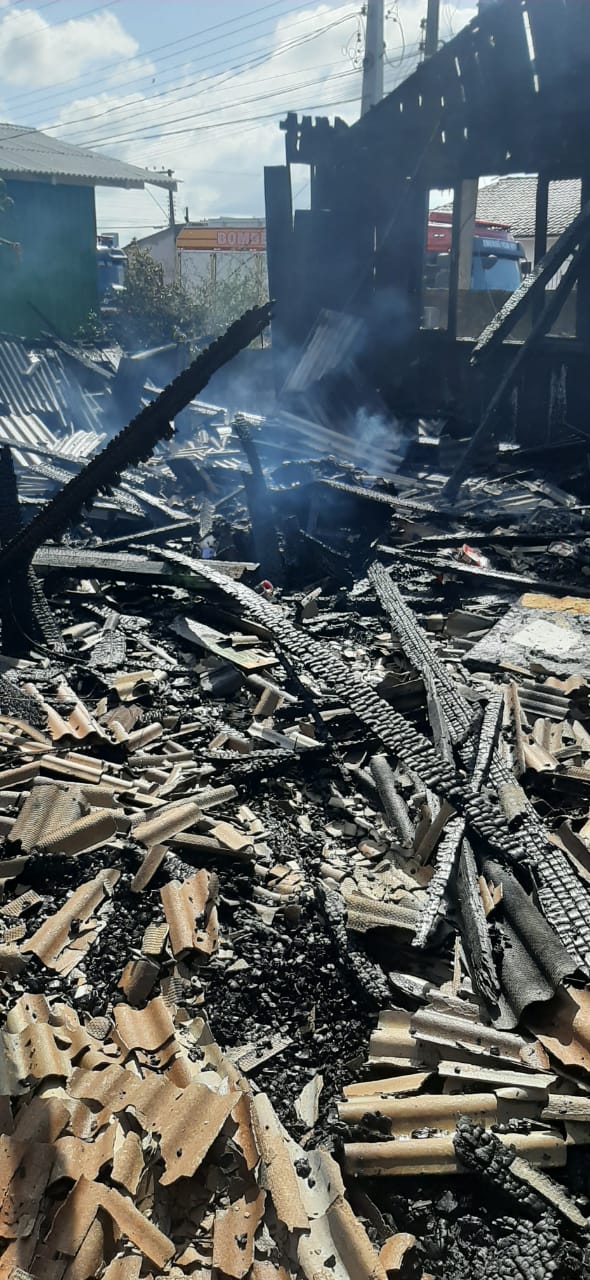 Casa com sete crianças dentro pega fogo e fica destruída