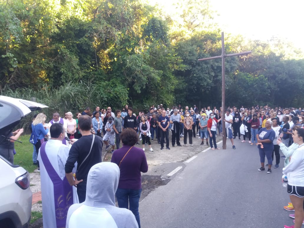 Fiéis se reúnem em procissão até o alto do Morro da Cruz, em Florianópolis (3)