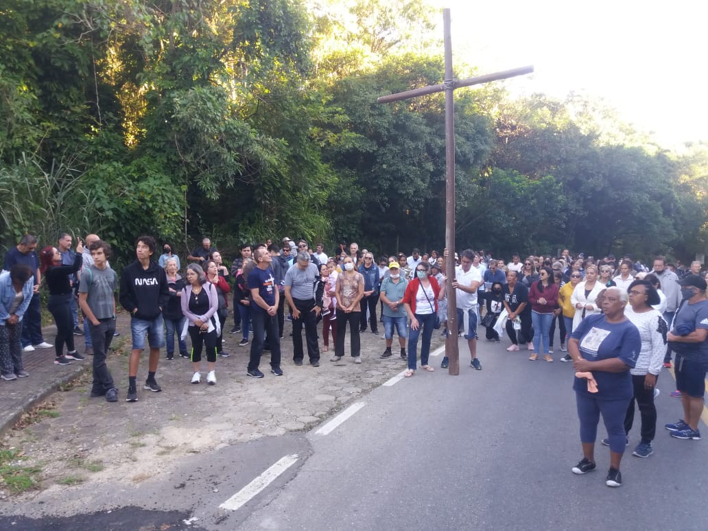 Fiéis se reúnem em procissão até o alto do Morro da Cruz, em Florianópolis (3)