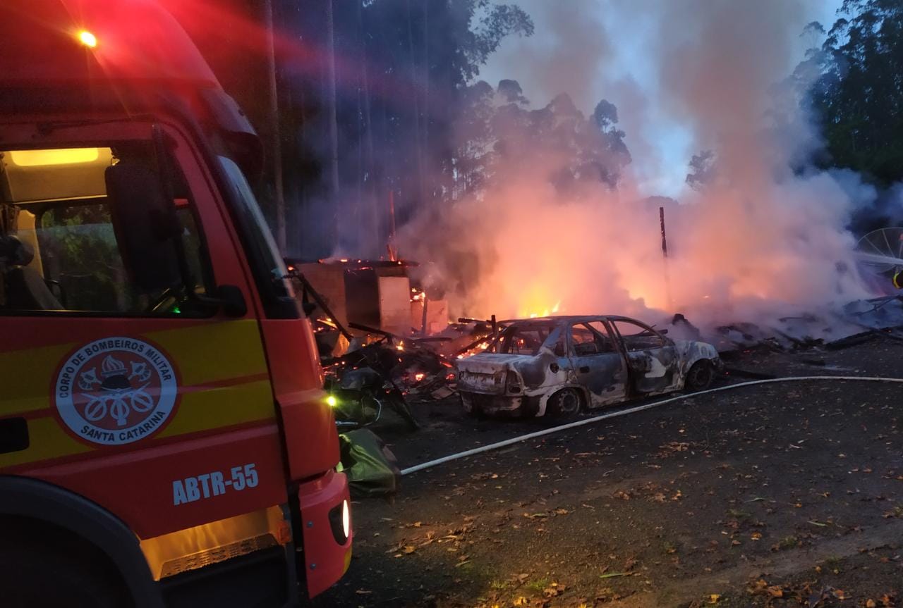 Incêndio destrói casa e homem morre no Médio Vale do Itajaí (3)