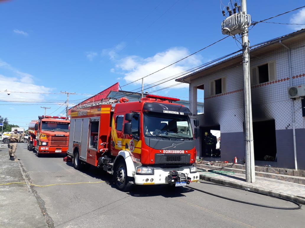 caminhão do corpo de bombeiros na frente de onde ocorreu o incêndio em bar