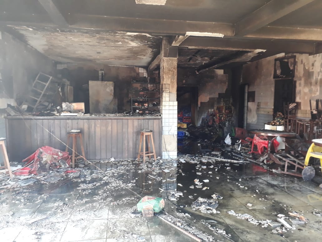 Bar em Criciúma destruído pelo fogo com paredes e todo local com fuligem.  