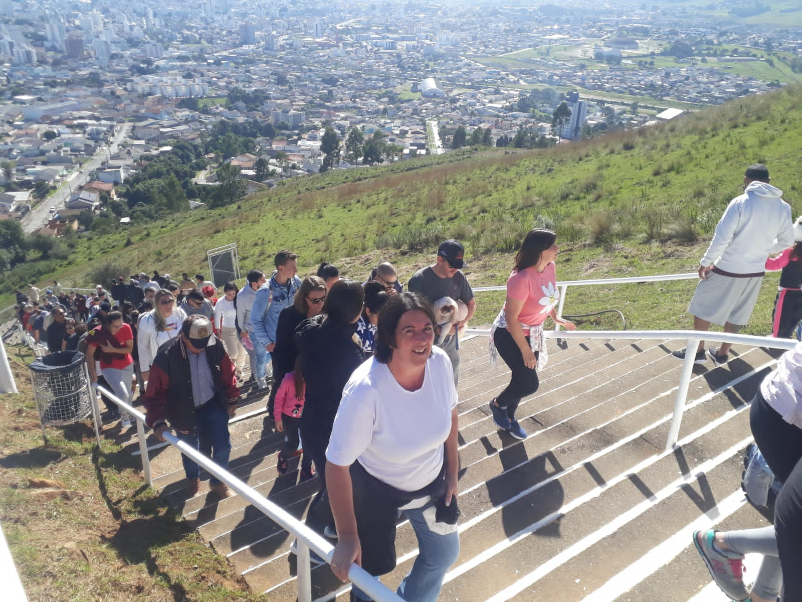 Milhares de pessoas participaram da procissão até o alto do Morro da Cruz, em Lages (2)