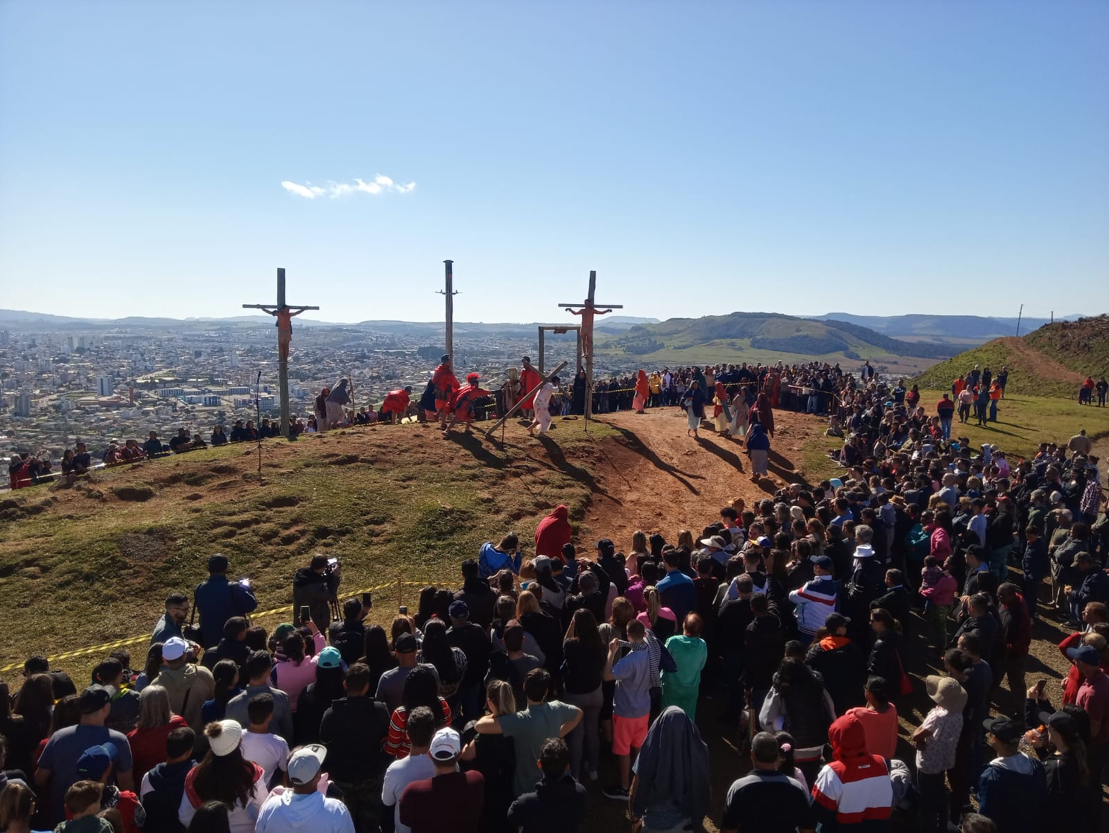 Milhares de pessoas participaram da procissão até o alto do Morro da Cruz, em Lages (2)