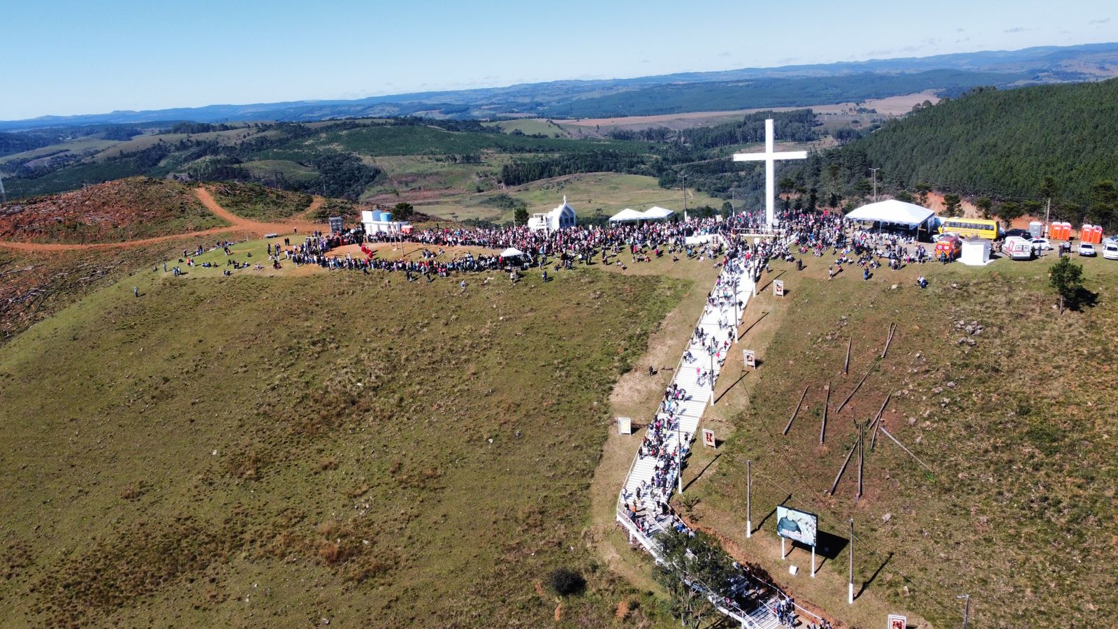 Milhares de pessoas participaram da procissão até o alto do Morro da Cruz, em Lages (2)