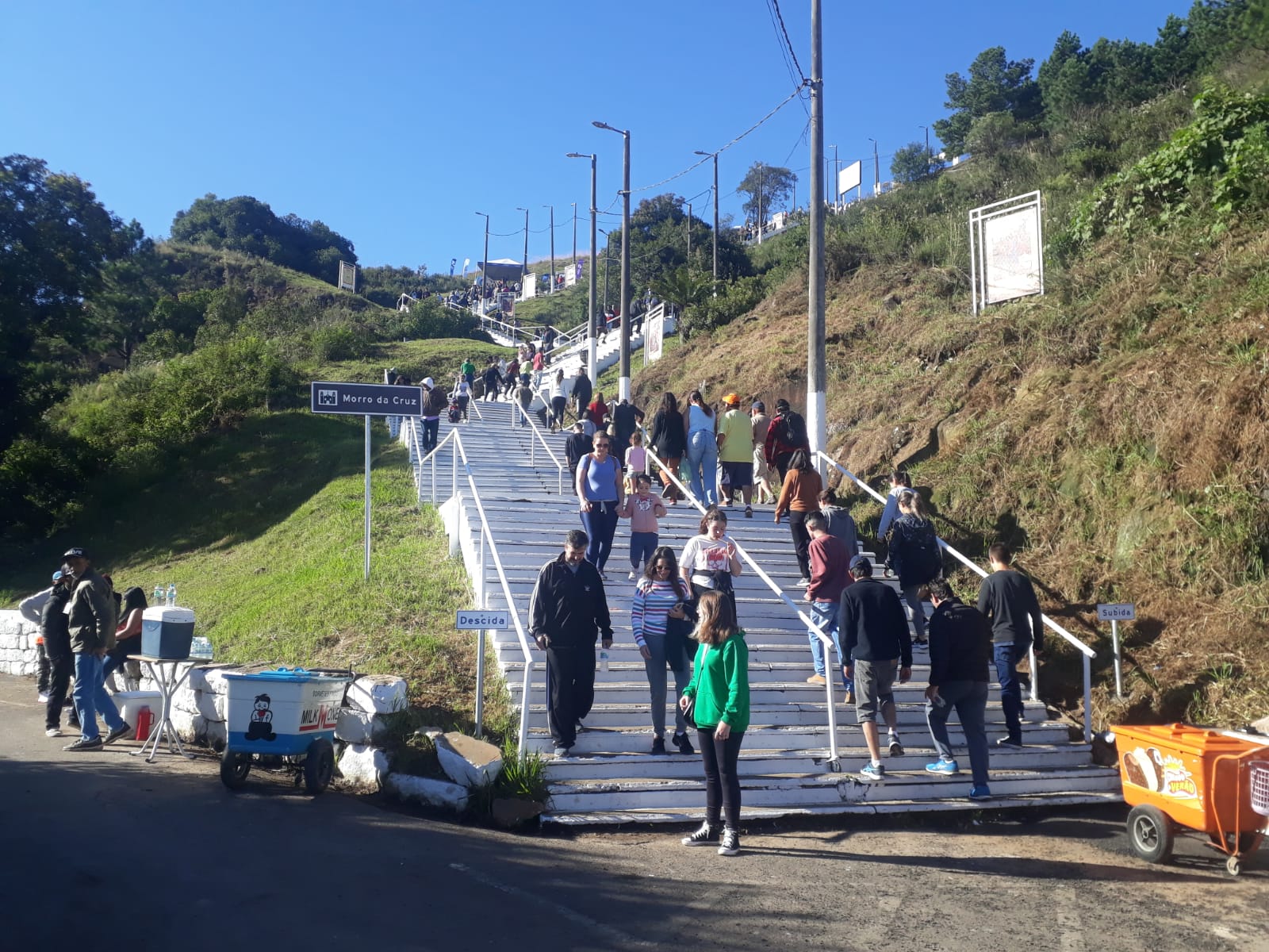 Milhares de pessoas participaram da procissão até o alto do Morro da Cruz, em Lages (2)