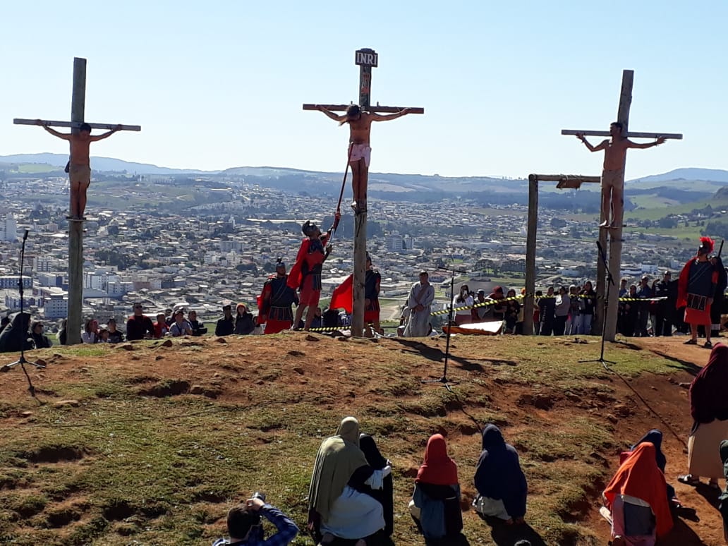 Milhares de pessoas participaram da procissão até o alto do Morro da Cruz, em Lages (2)