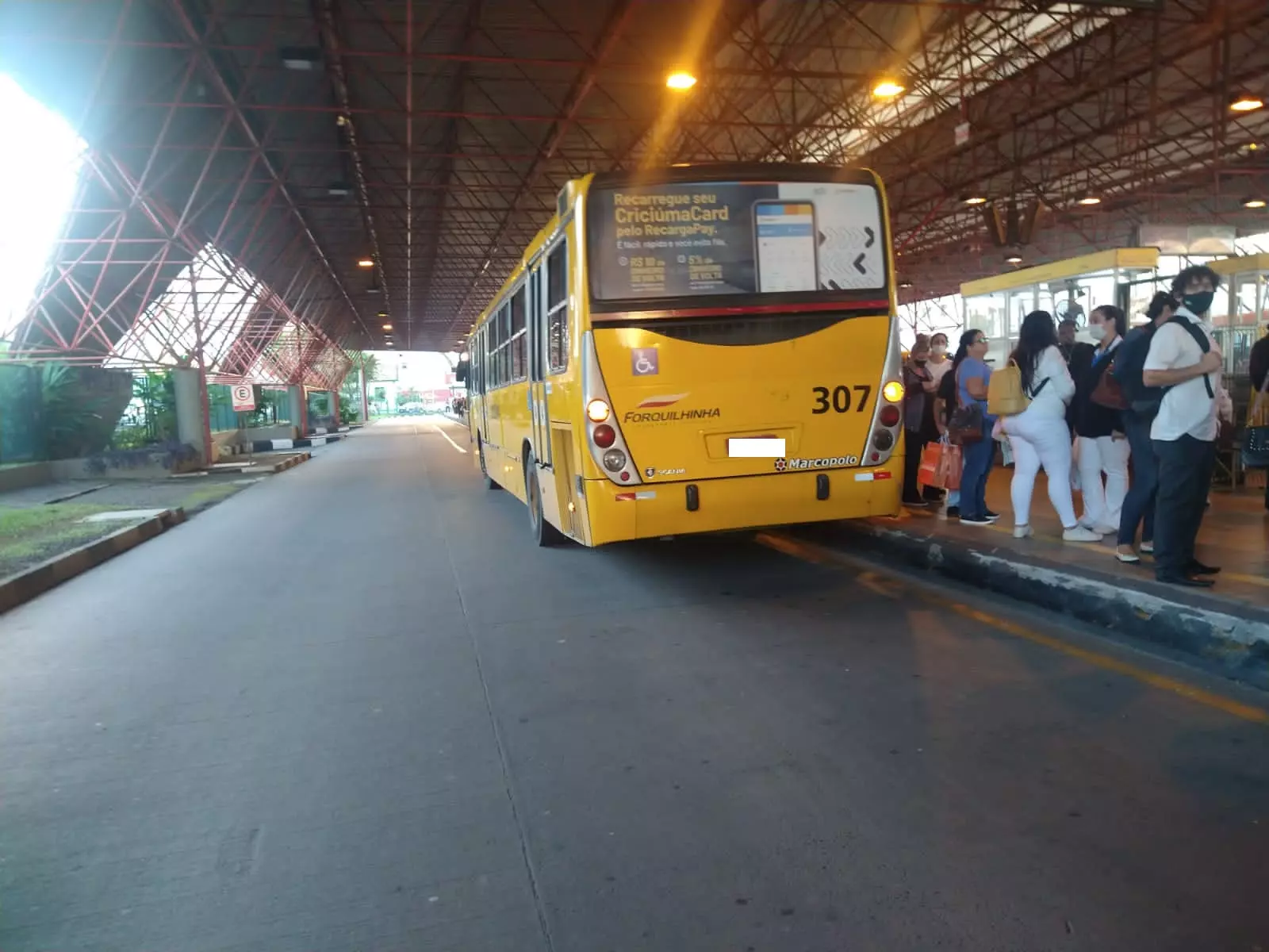 Imagem de ônibus amarelo estacionado no terminal central de Criciúma no Sul de Santa Catarina